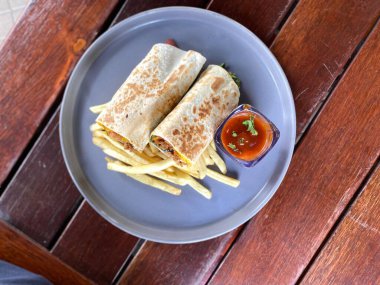 Patates kızartmasını salatayla yakın.