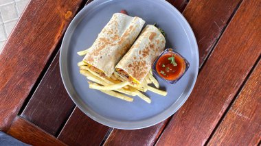 Etli ve sebzeli sandviç.