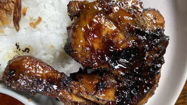 Pirinç ve sebzeli kızarmış tavuk.