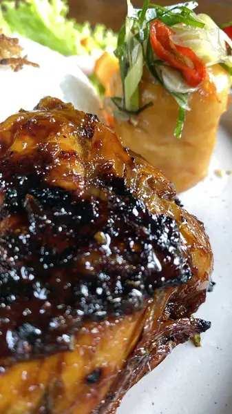 Izgara domuz pirzolası, sebze ve sos.