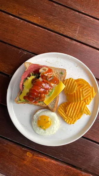 Jambonlu, peynirli ve domatesli sandviç..