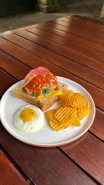 Ekmek ve yumurtalı bir sandviç.