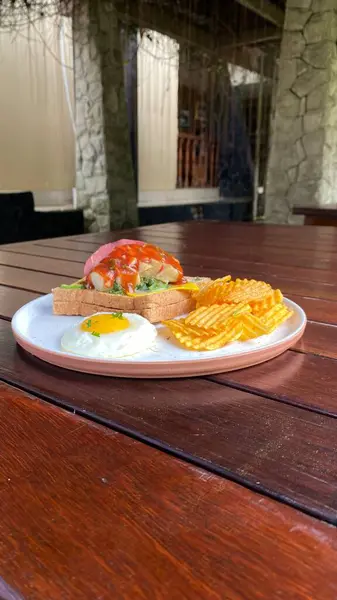 Tahta arka planda yumurtalı kahvaltı ve kahve.