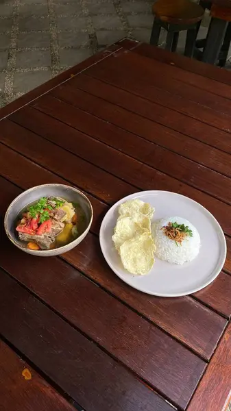 Körili pilavlı bir mutfak fotoğrafı.