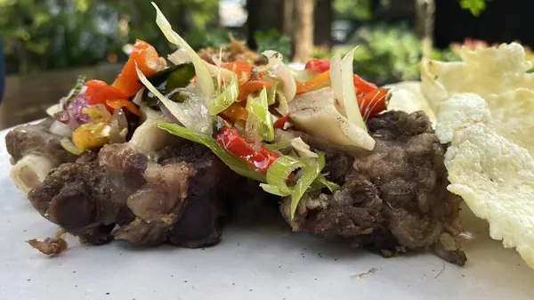 Sebze ve soslu ızgara domuz eti.