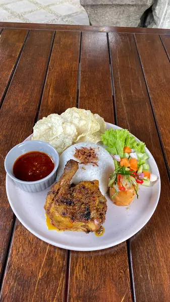 Soslu ve sebzeli ızgara domuz eti.