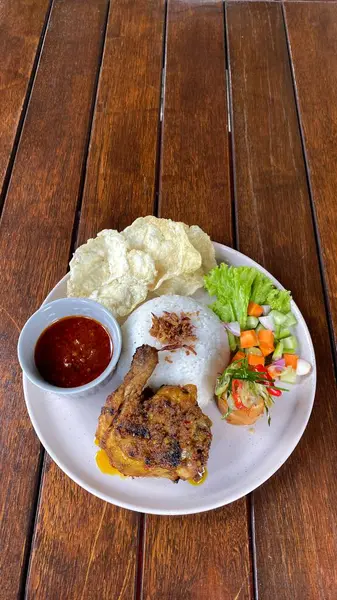 Sebzeli tavuk kanadı kızarmış