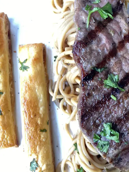 Tavuk ve sebzeli erişte fotoğrafı.