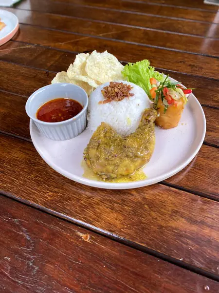 Tavuk ve sebzeli erişte fotoğrafı.