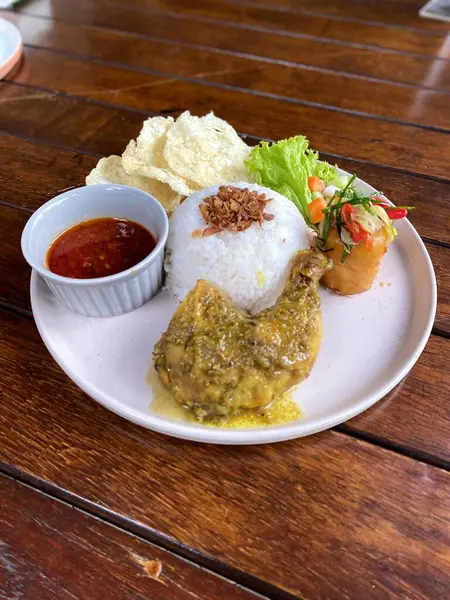 Tavuk ve sebzeli erişte fotoğrafı.