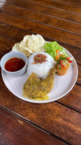 Tavuk ve sebzeli erişte fotoğrafı.