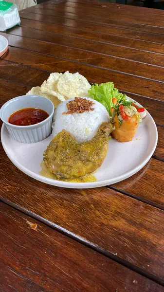 Tavuk ve sebzeli erişte fotoğrafı.