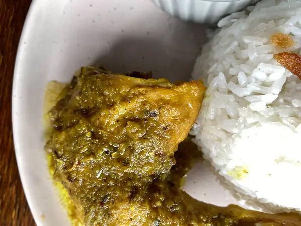 Tavuk ve sebzeli erişte fotoğrafı.