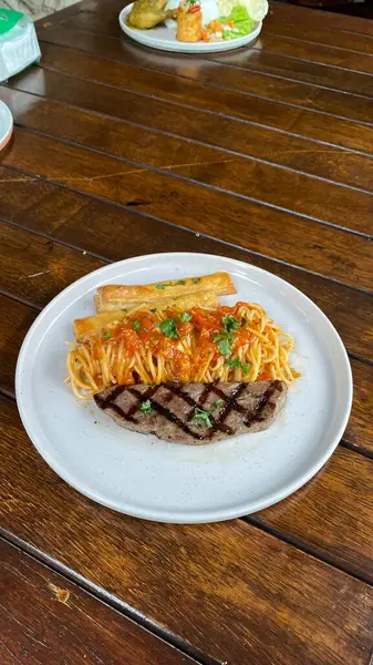 Tavuk ve sebzeli erişte fotoğrafı.