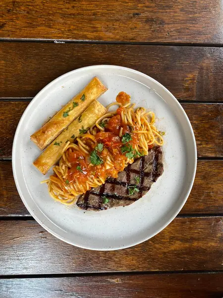 Tavuk ve sebzeli erişte fotoğrafı.