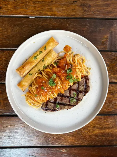 Tavuk ve sebzeli erişte fotoğrafı.