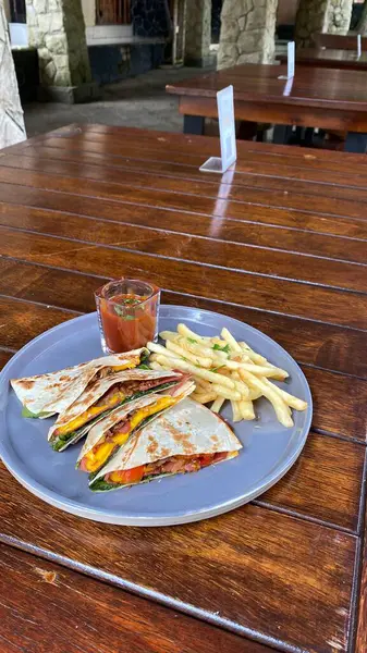 Meksika yemeğinin dikey görüntüsü.