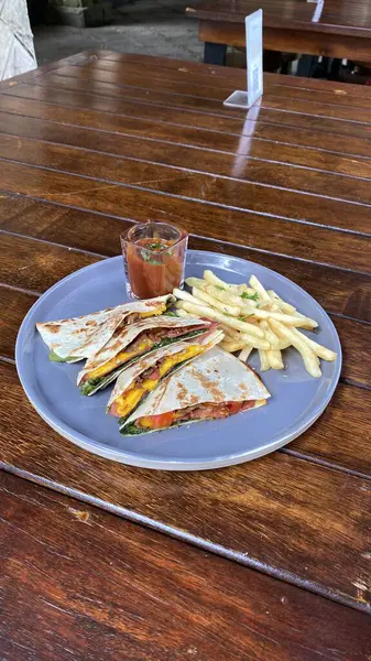 ahşap bir masa üzerinde Meksika yemeği