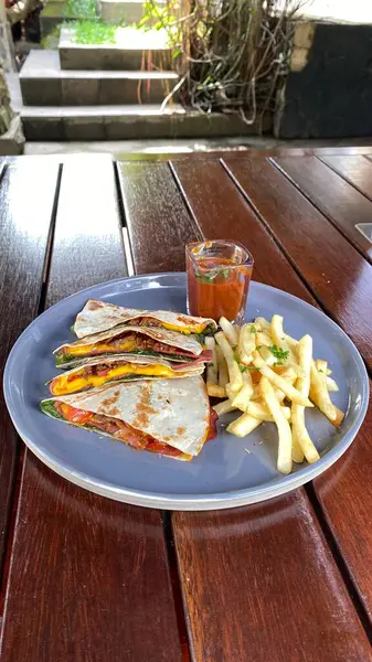 Etli ve peynirli sandviç.