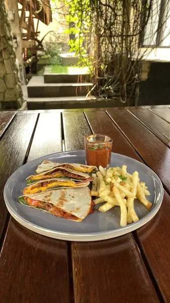 Kızarmış tavuğun mutfak fotoğrafı.