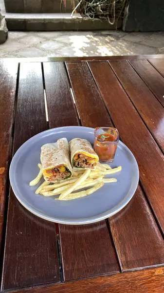 Lezzetli bir tabak, beyaz soslu patates kızartması.