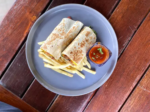 ızgara et ve sebze plaka üzerinde