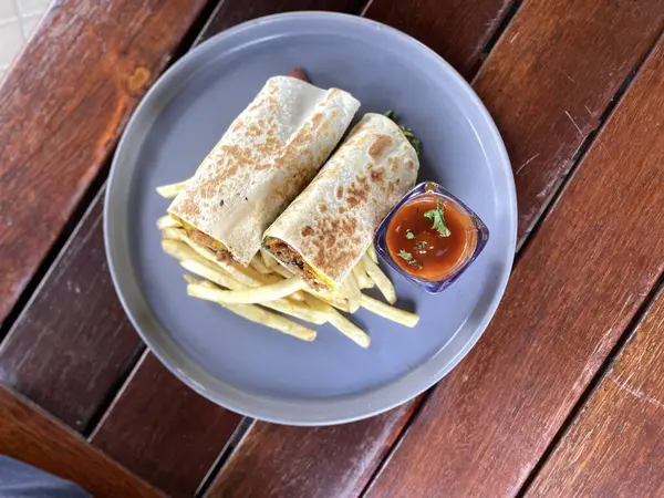 Patates kızartmasını salatayla yakın.