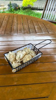 Kahve ve çay dolu boş bir masa.