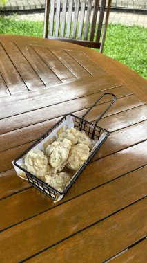 Boş tahta masa ve bir bardak su.