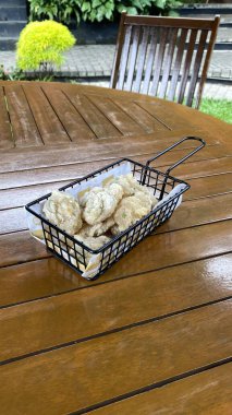 Boş sepet ve masada yemek.