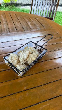 Tahta bir masada beyaz bir tavuğun yakın plan fotoğrafı.