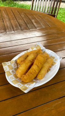 Tabakta kızarmış balık ve pilav.