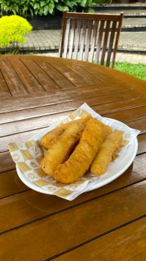 Soslu ve sebzeli kızarmış balık.