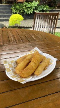 Tabakta kızarmış balık.