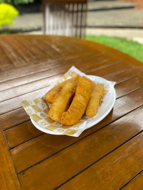 Sebze ve soslu kızarmış balık.