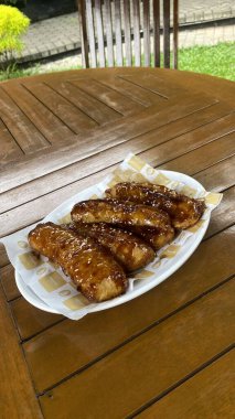 Izgara domuz pirzolası, sos ve sebze tabağı.