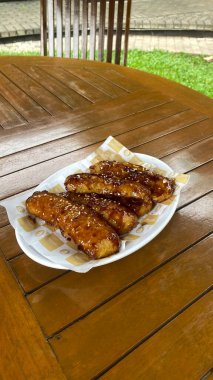 Restorandaki ahşap masada ızgara somon bifteği..