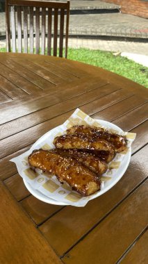 Soslu ve baharatlı ızgara domuz pirzolası.