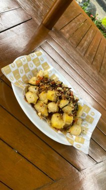 Baharatlı ve otlu ızgara balık.