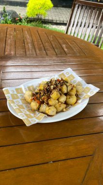 Sarımsaklı kızarmış patates ve sarımsak.