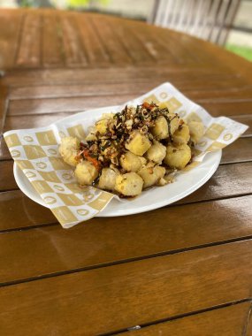 Patates ve sebzeli kızarmış tavuk.