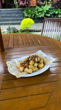 Patates ve soslu ızgara tavuk.