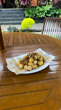 Kızarmış patates, sarımsaklı ve otlu.