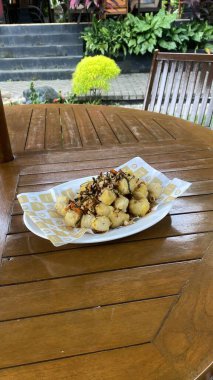 Izgara domuz eti ve sebzeler masada.