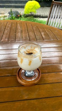 Sütlü ve buzlu kahve.