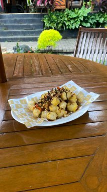 Patates ve sebzeli kızarmış tavuk.