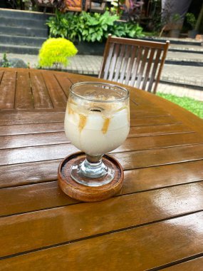 Kahve ve süt bardakta.