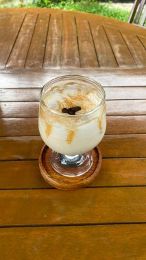 Süt ve buzlu kahve.