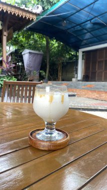 Dondurma ve bir bardak süt.