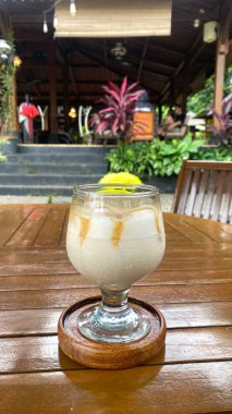 Buzlu hindistan cevizi kokteyli.